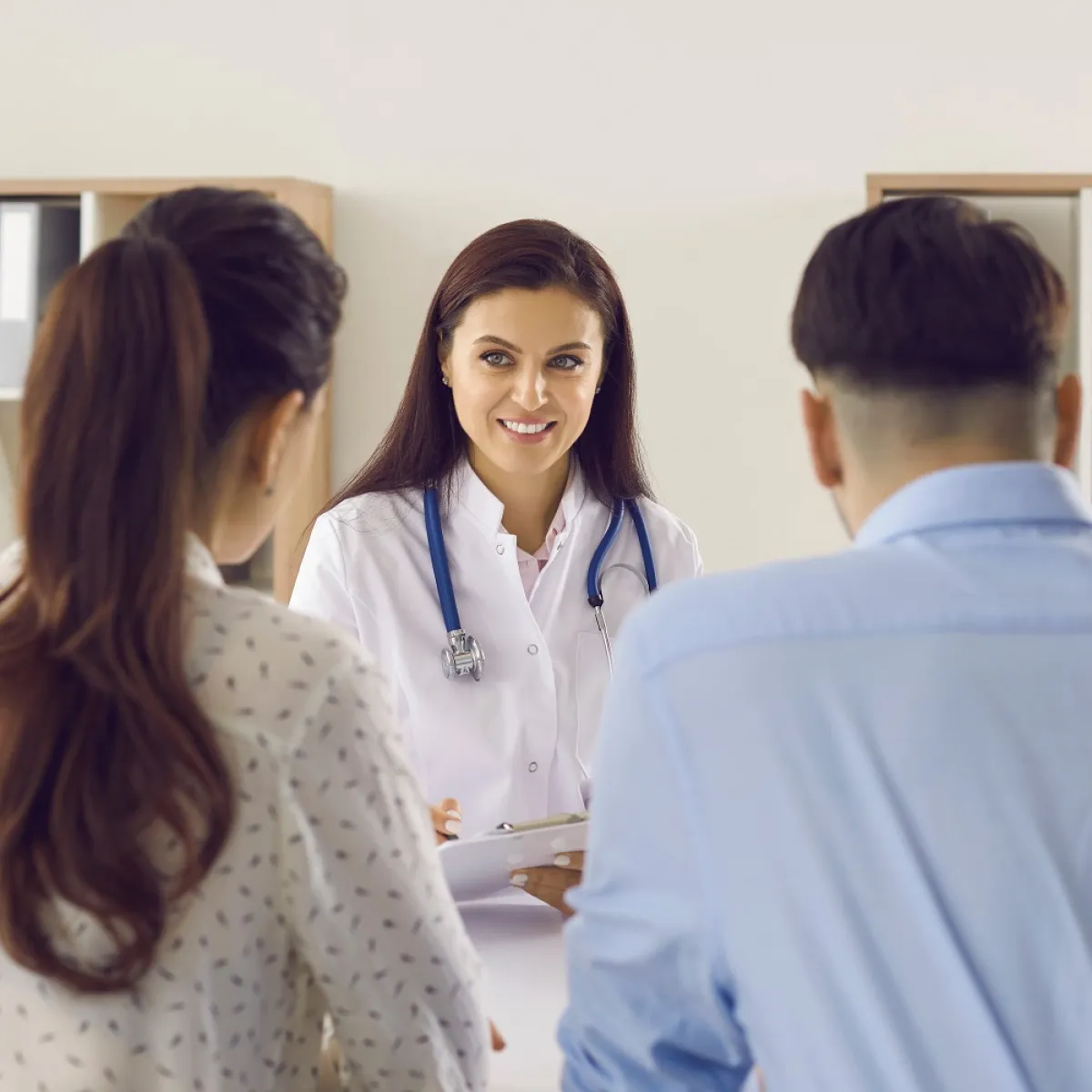 حامل وزوجها في زيارة الطبيبة