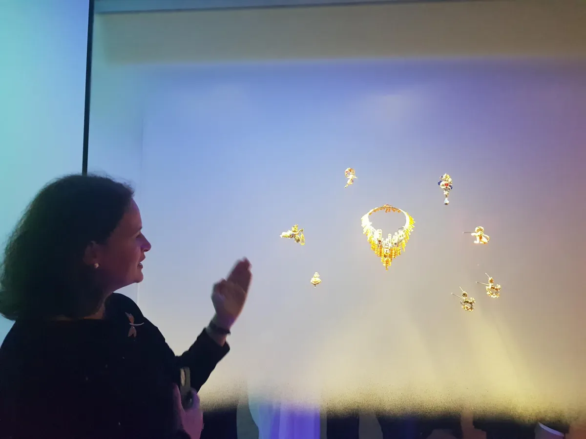 ليز ماكدونالد تعرف المدعوين على القطع المعروضة