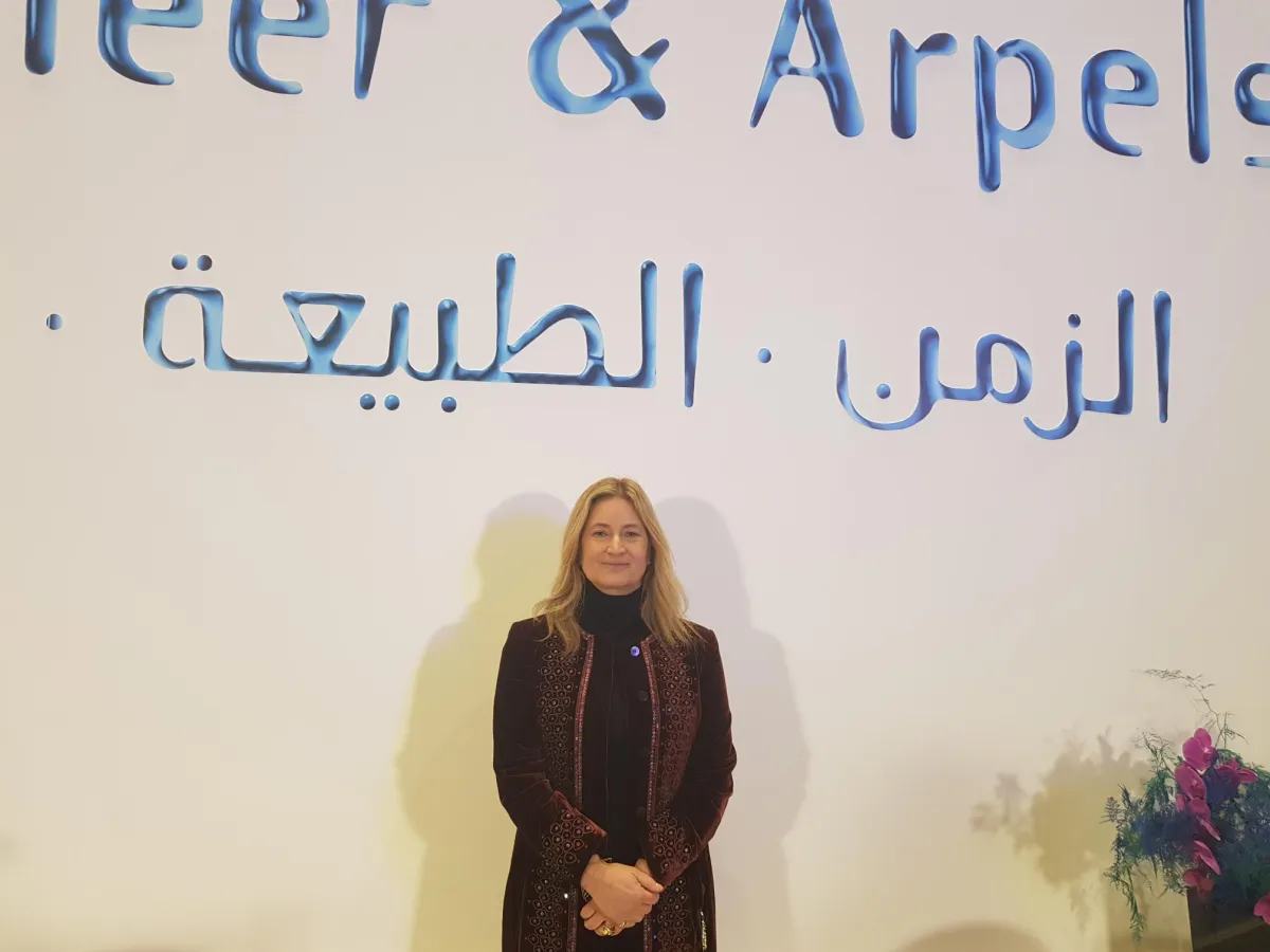 ألبا كابيليري أستاذة تصميم المجوهرات وإكسسوارات الموضة والقيمةعلى المعرض