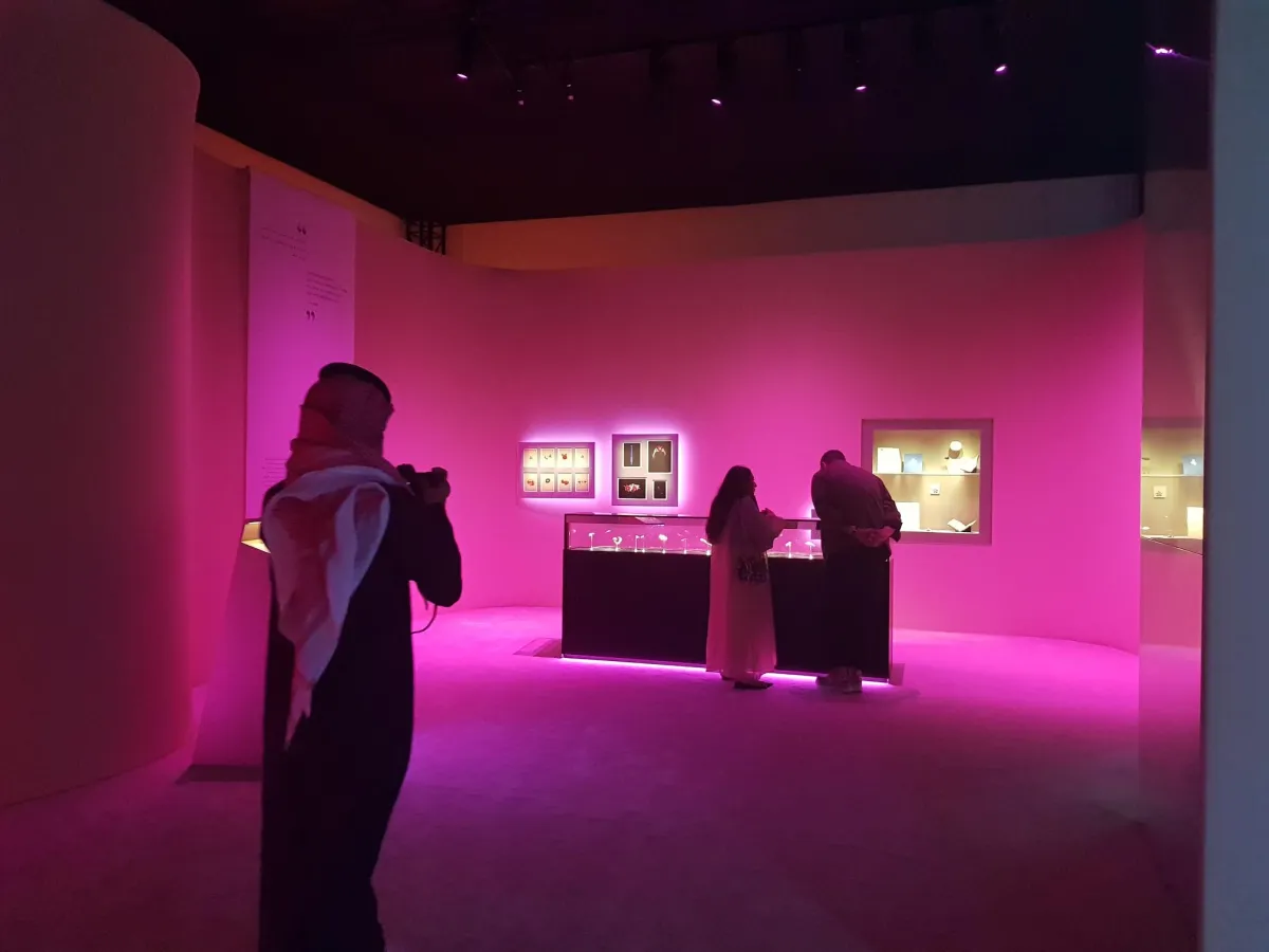 إضاءة مخصصة للمعرض أعطت طابعًا متميزًا