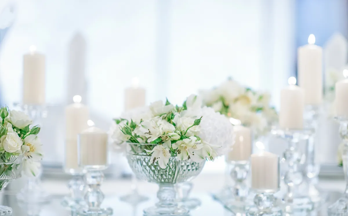 الكريستال في المزهريات على طاولات الحضور