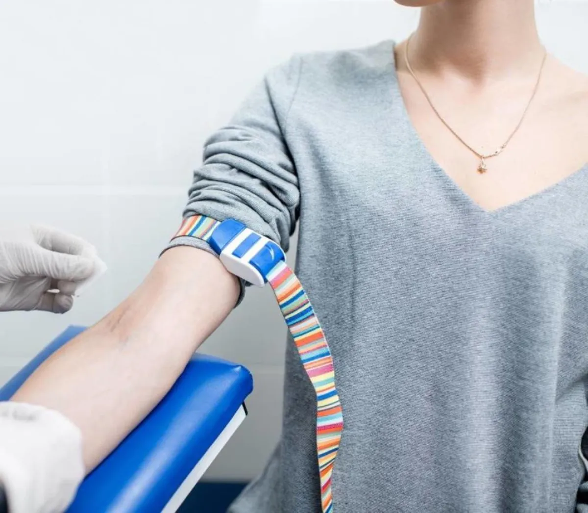 صورة لسيدة تخضع لفحص نسبة هرمون الحمل