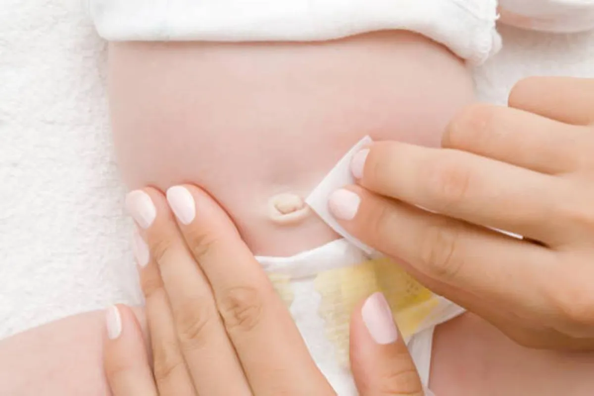 صورة لأم تنظف سرة المولود