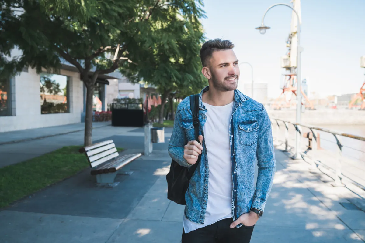 صورة لرجل يسير