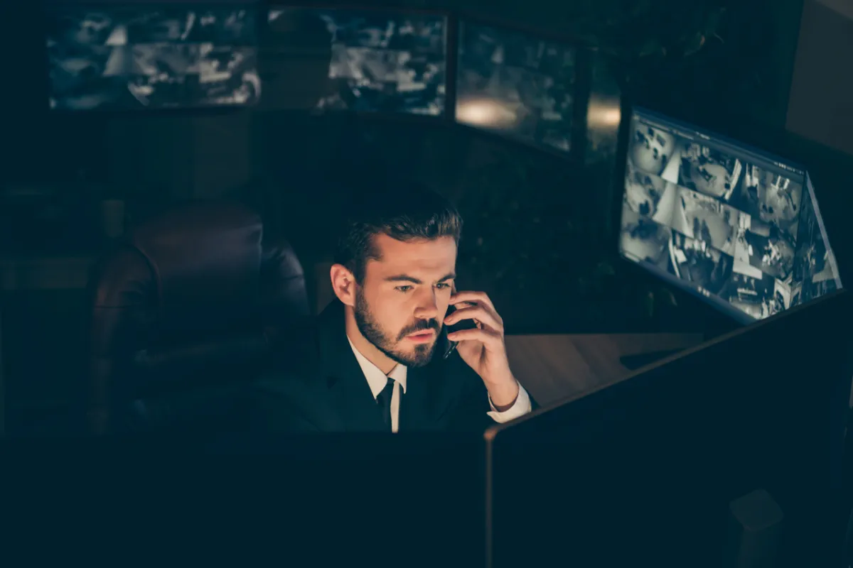 صورة عن رجل يتحدث ليلاً