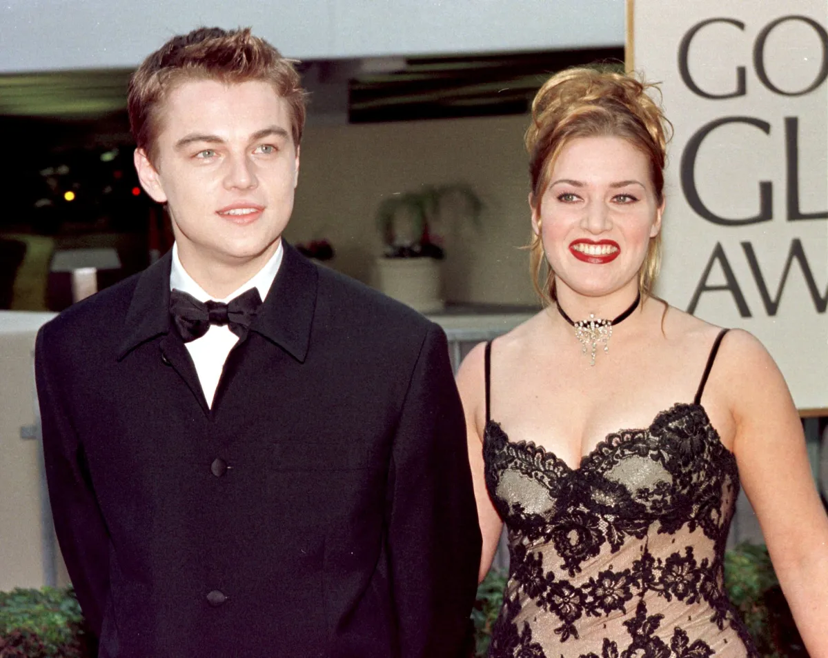 Actor Leonardo DiCaprio (L) arrives with actress and Titanic co-star Kate Winslet for the 55th Annual Golden Globe Awards at the Beverly Hilton 18 January 1998 in Beverly Hills, HAL GARB / AFP