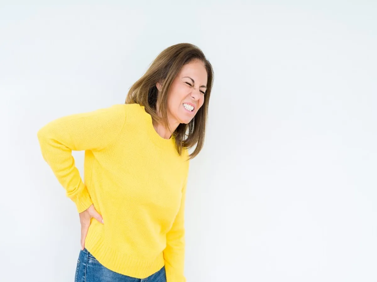 يمكن أن يتسبب التهاب الأقراص بين العظام في الإصابة بألم أسفل الظهر  (المصدر:Adobe Stock)