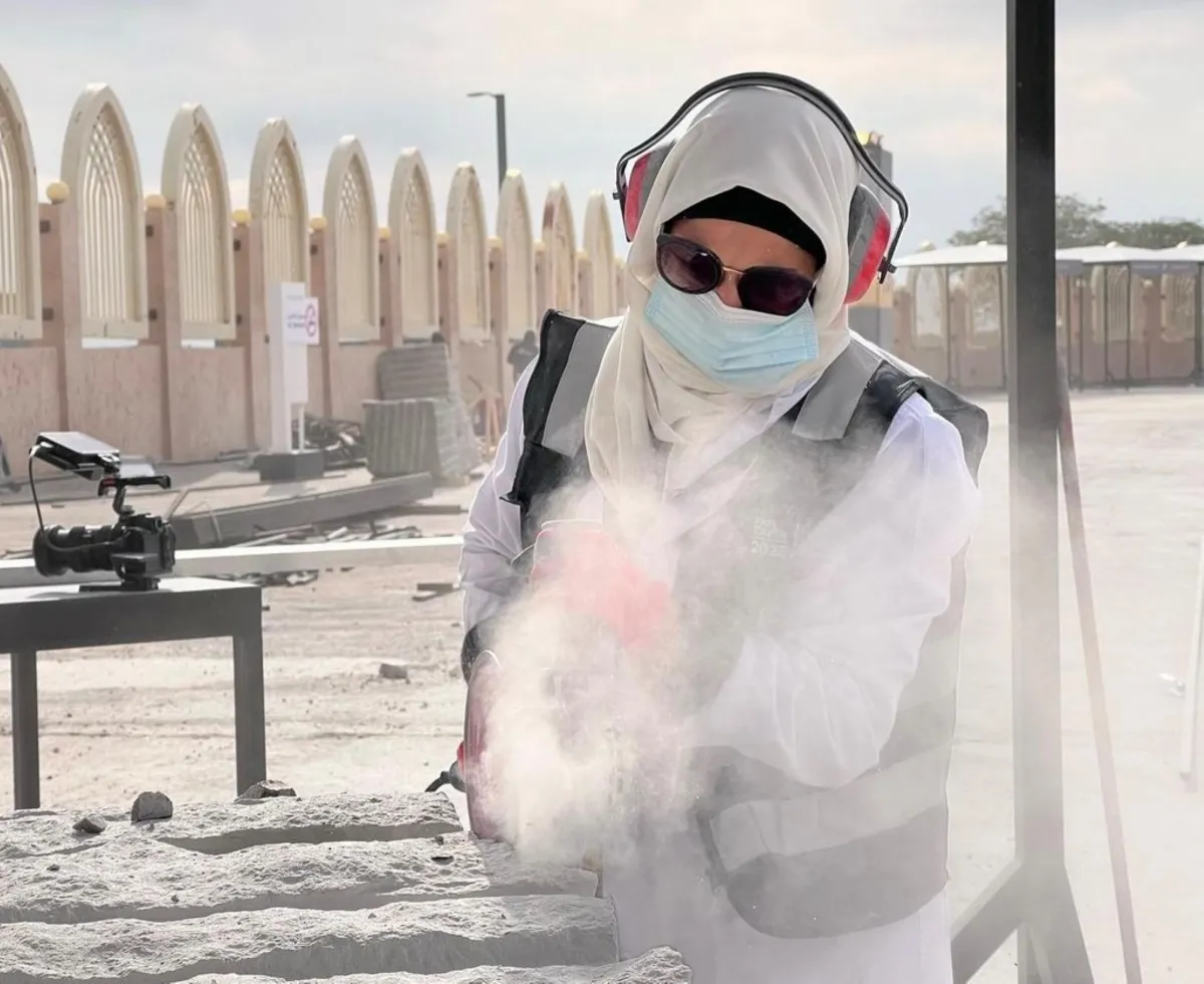 أزهار سعيد في ملتقى طويق للنحت- الصورة من حسابها على الانستجرام