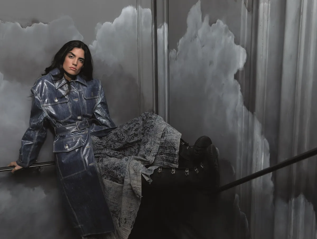 إطلالات بالألوان القوية والأساسية للشتاء 