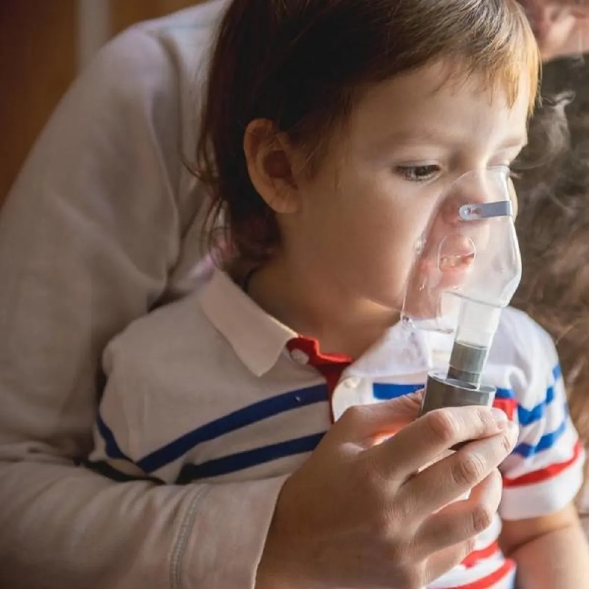 طفل يرتدي قناع الأكسجين