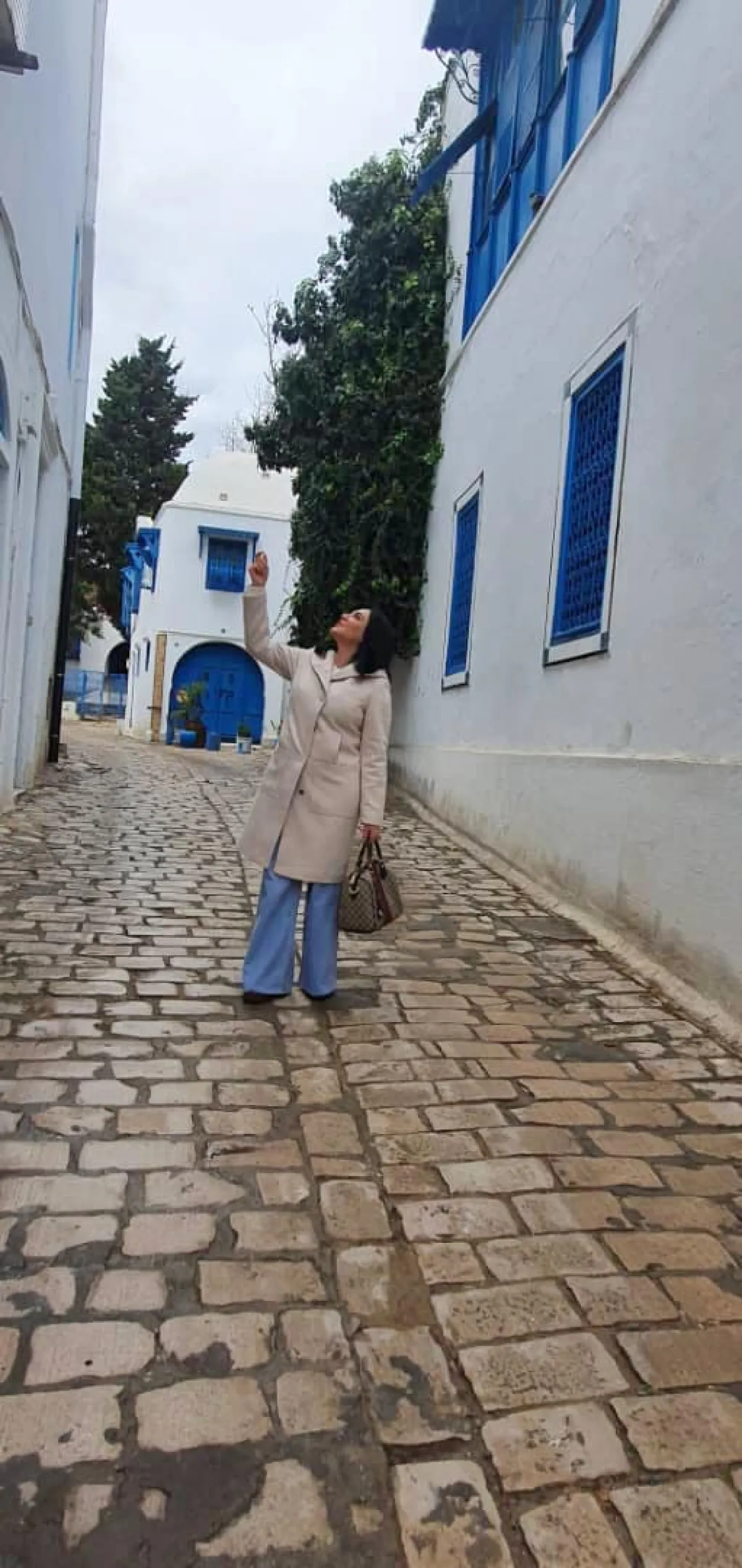 سلاف فواخرجي  في جولة في مدينة سيدي بوسعيد- الصورة من حسابها على الفيسبوك