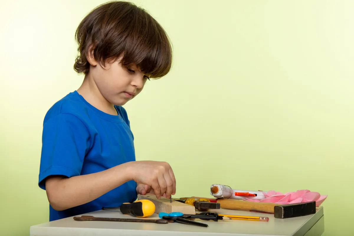 صورة طفل يعتمد على نفسه