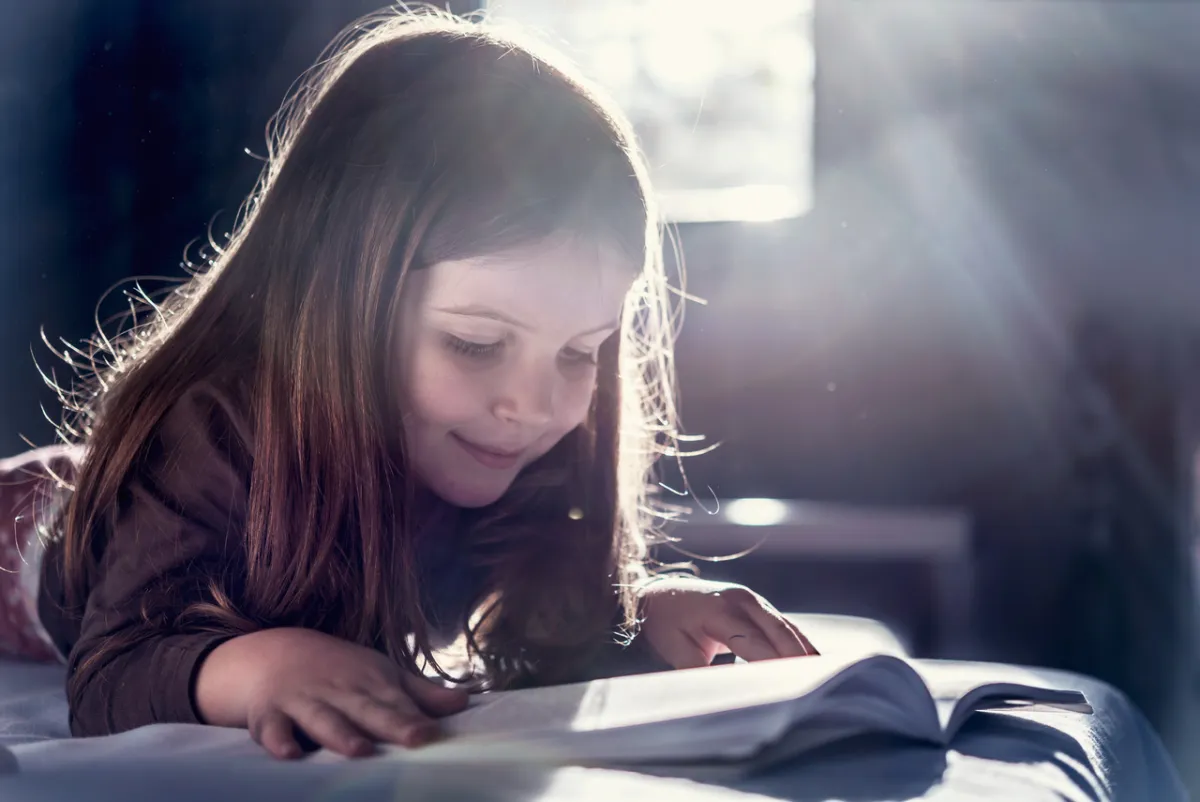 صورة لطفلة تقرأ