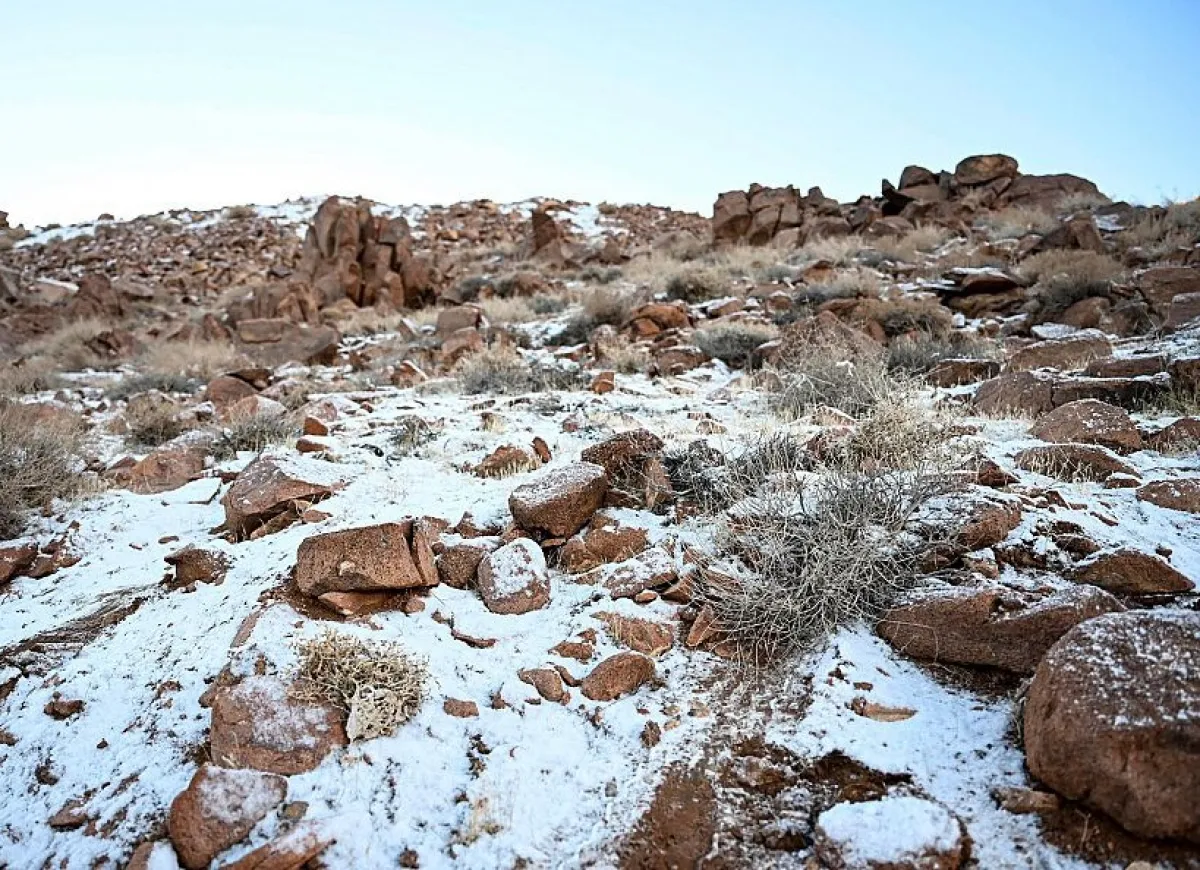 قمم جبال اللوز تكتسي بالبياض بعد تساقط الثلوج. الصورة من واس