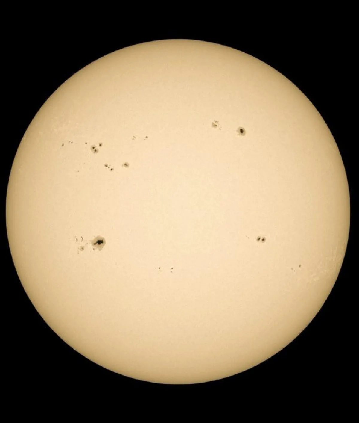 رصد واحدة من أكبر البقع الشمسية منذ سنوات. الصورة من تويتر فلكية جدة