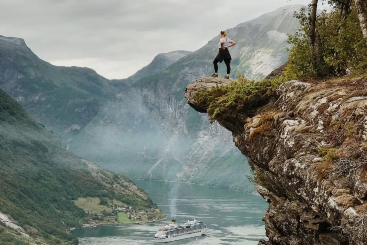 فتاة تتسلق الجيال