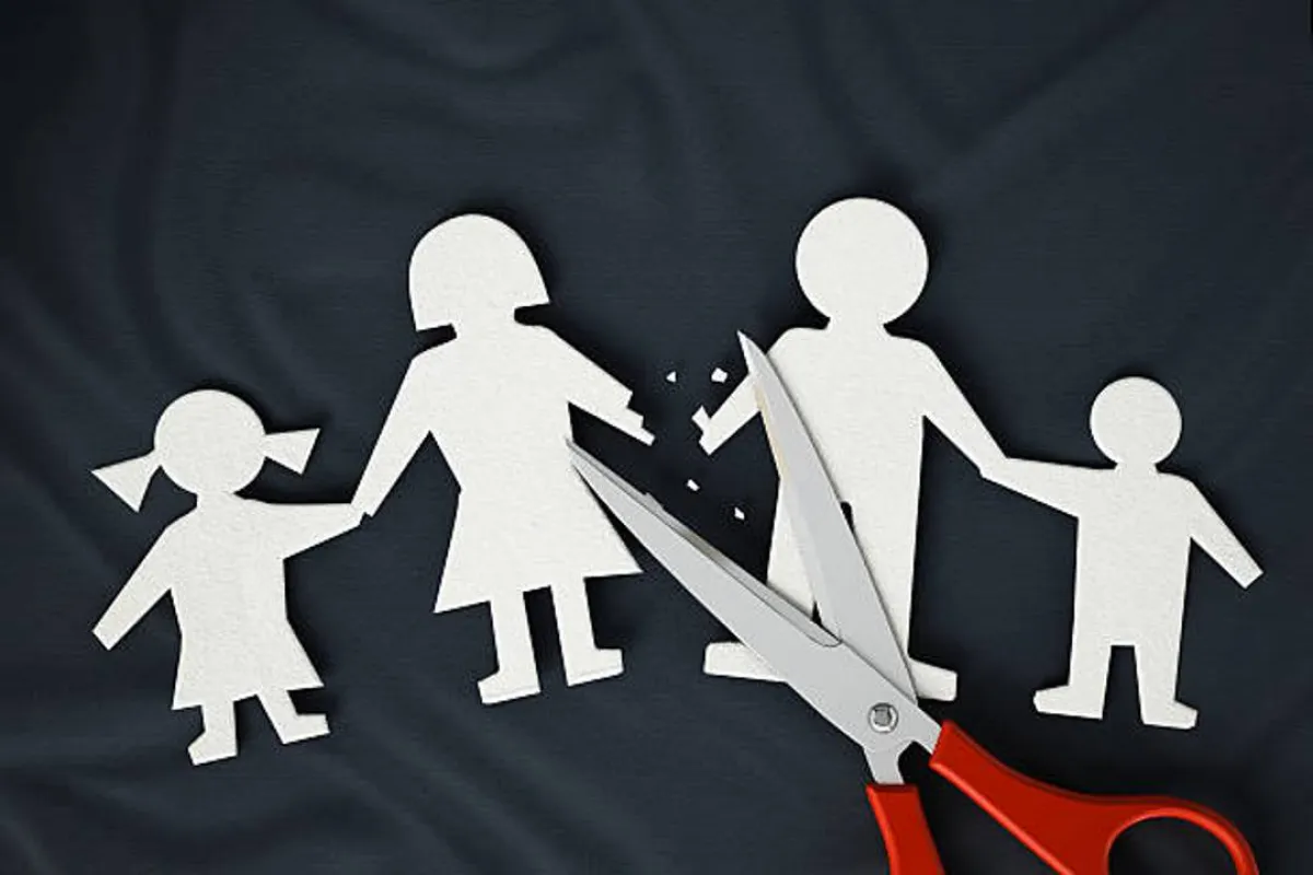 صورة تعبر عن التفكك الأسري