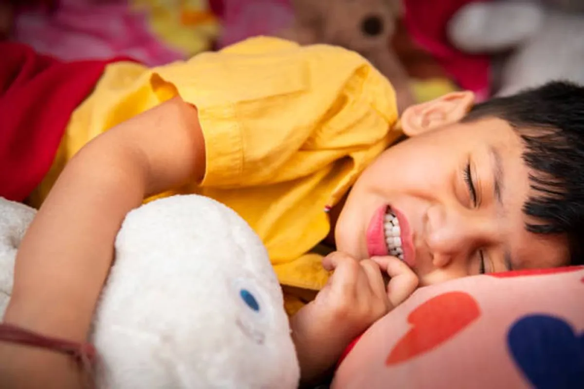 صورة لطفل يعاني بسبب تفكك الأسرة