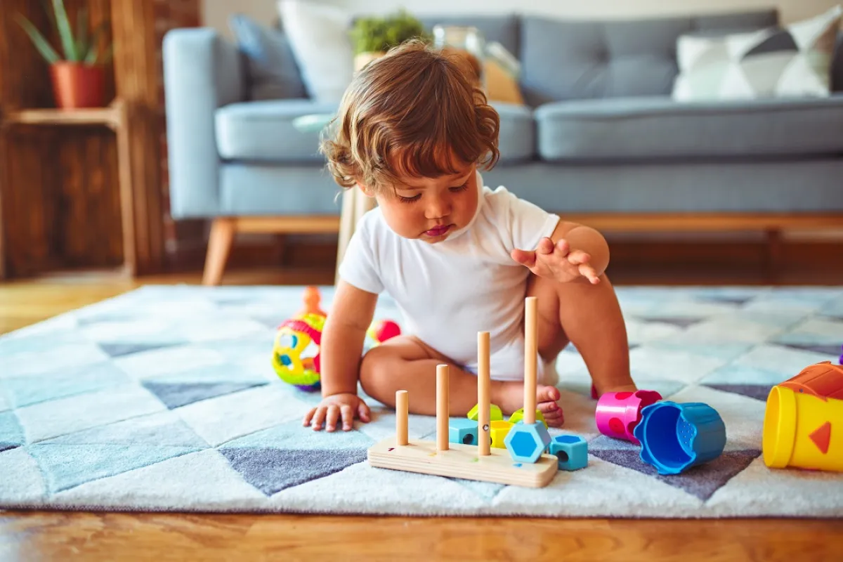 صورة لطفل رضيع يلعب بالمكعبات