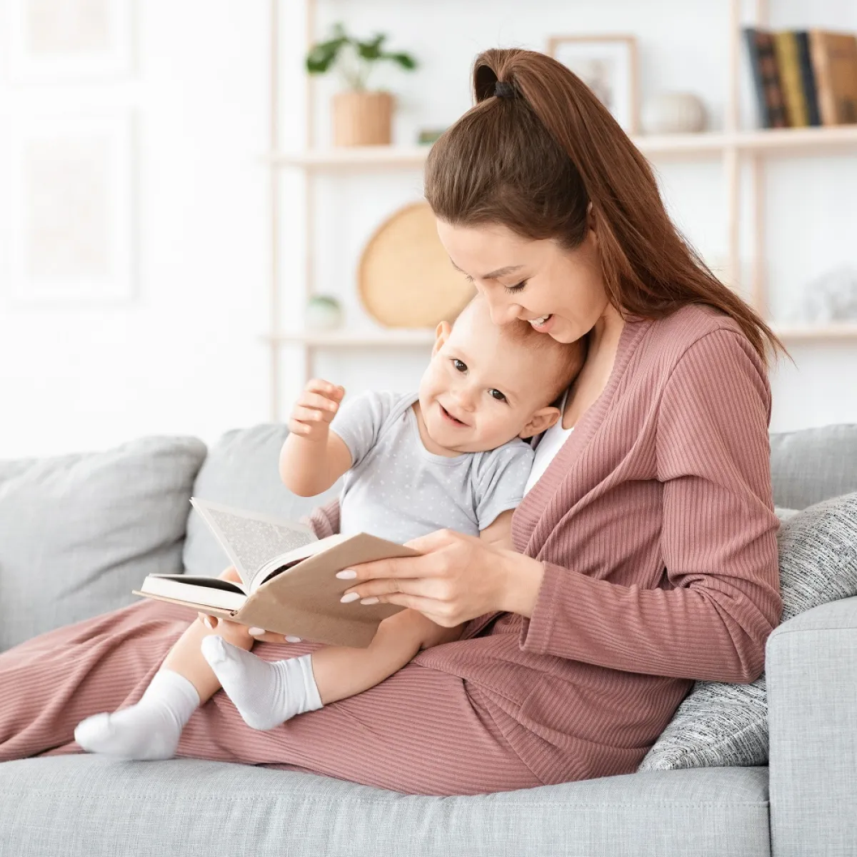 صورة لطفل سعيد وأمه تقرأ له