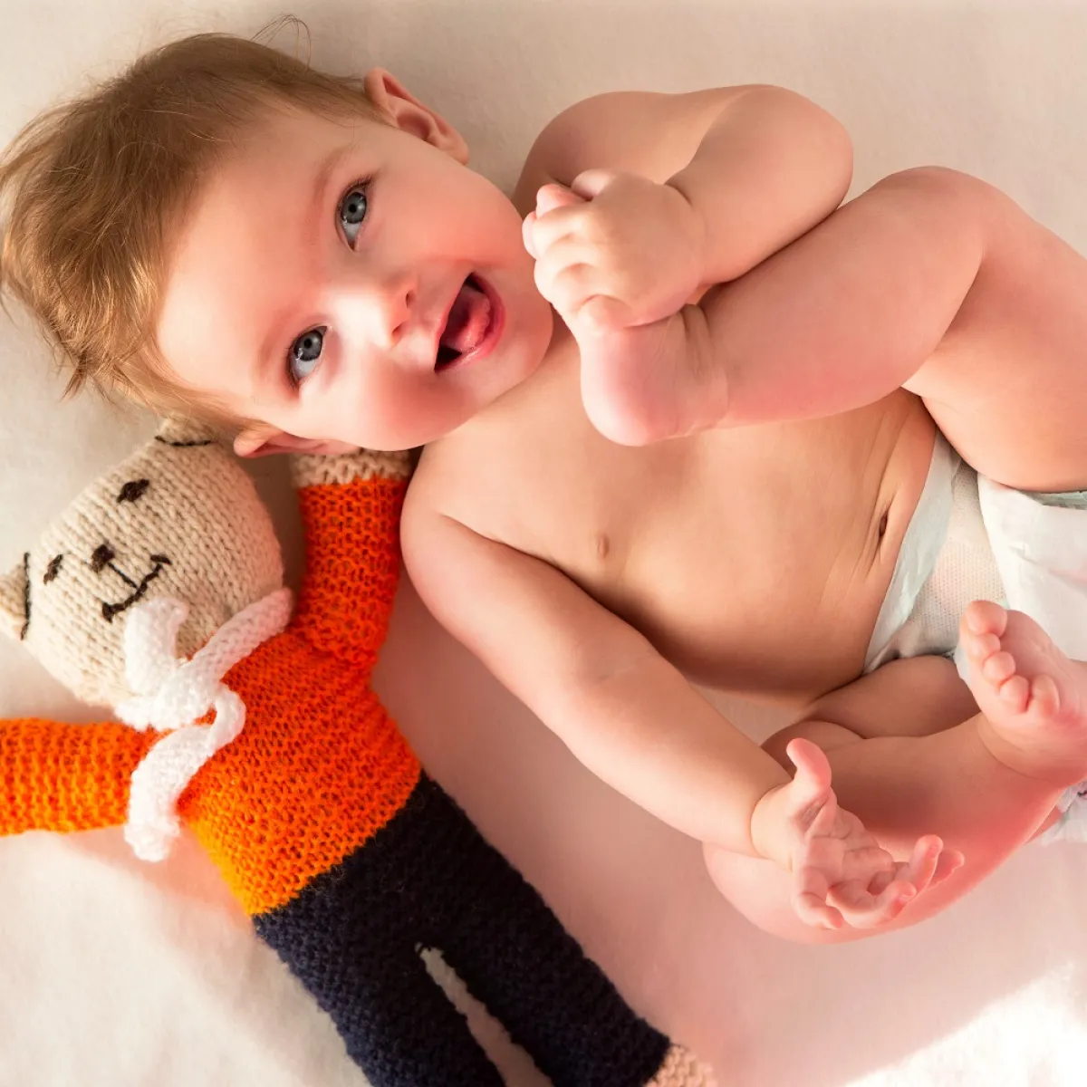 صورة لطفل ودب محشو