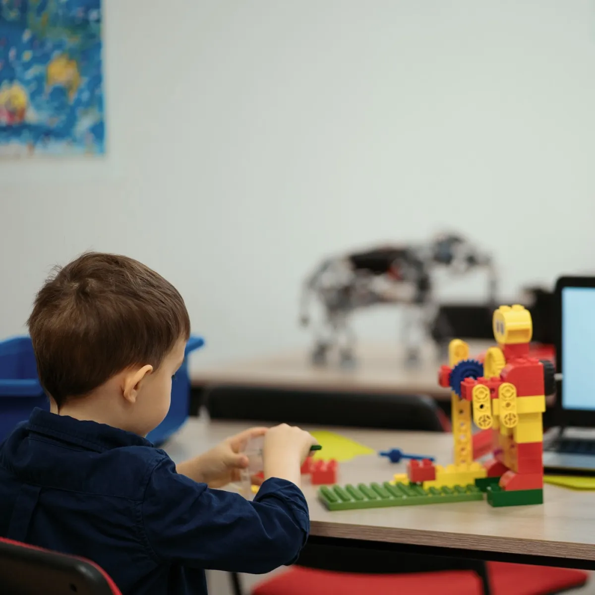 صورة لطفل يلعب