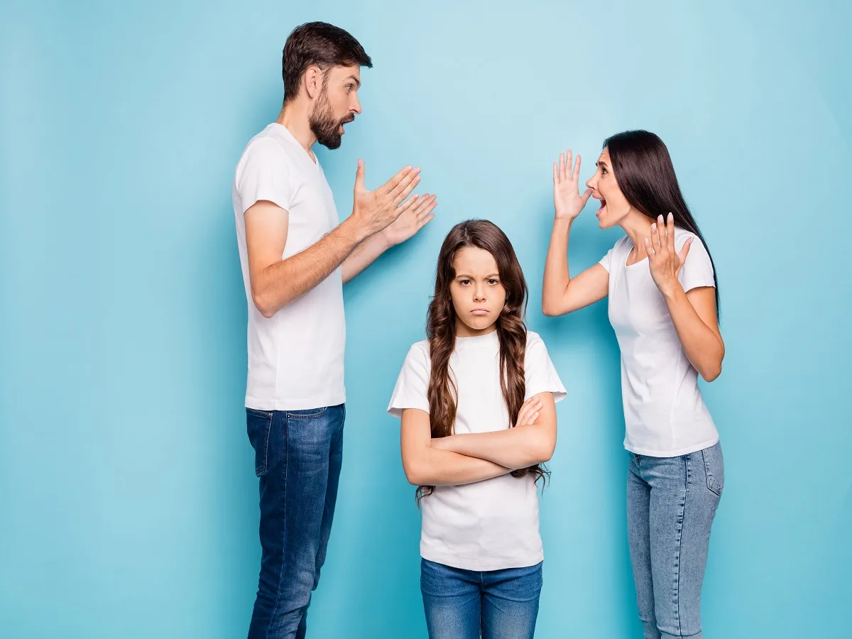 صورة لأب وأم يتشاجران أمام طفلتهما