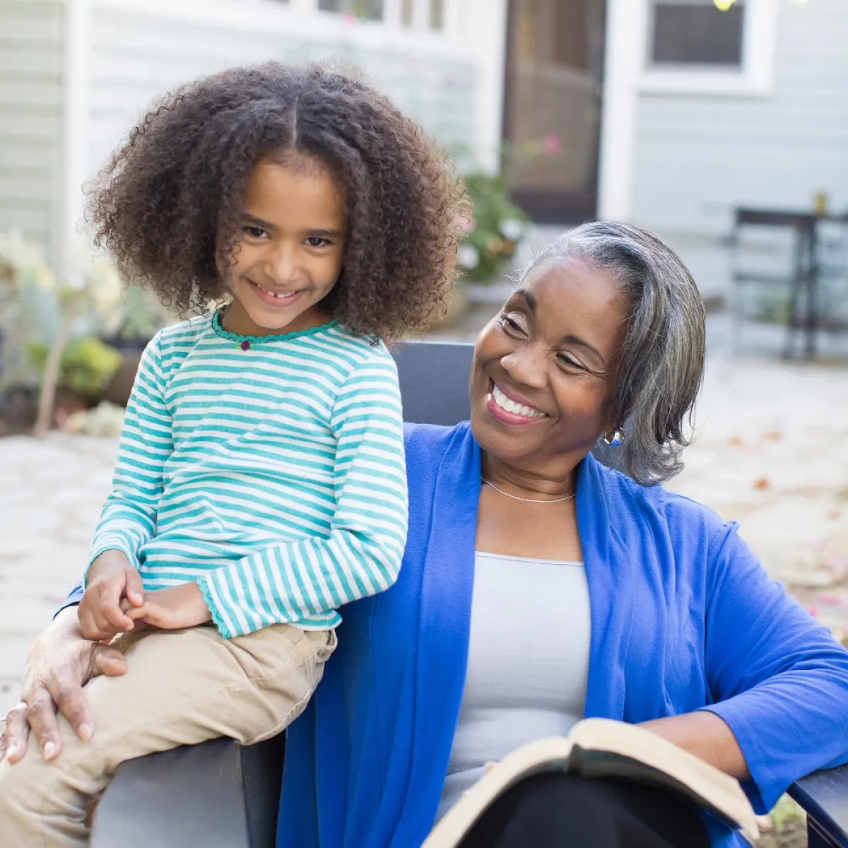 صورة للجدة والطفلة عاليا