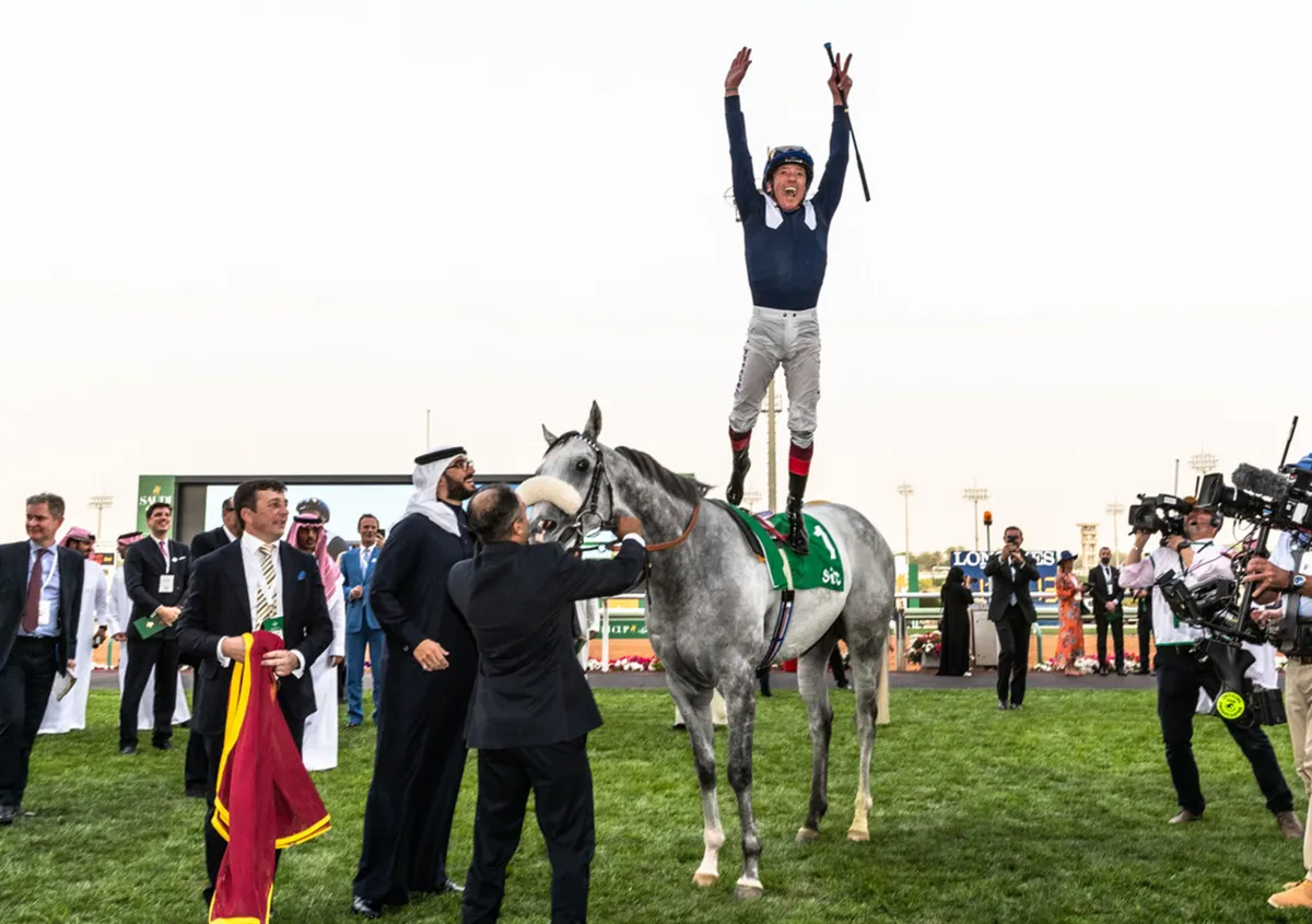 الخيال فرانك ديتوري مع الجواد دارك باور بعد فوزه بكأس  2020 - الصورة من المركز الإعلامي لنادي سباقات الخيل