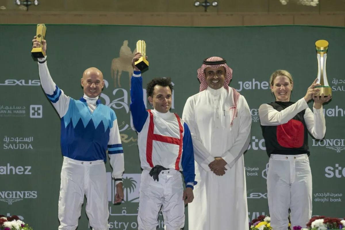 كيتليم جونز أثناء فوزها بتحدي الخيالة العالمي 2022 بجانب غلين بوس وجويل روزاريو - الصورة من المركز الإعلامي لنادي سباقات الخيل