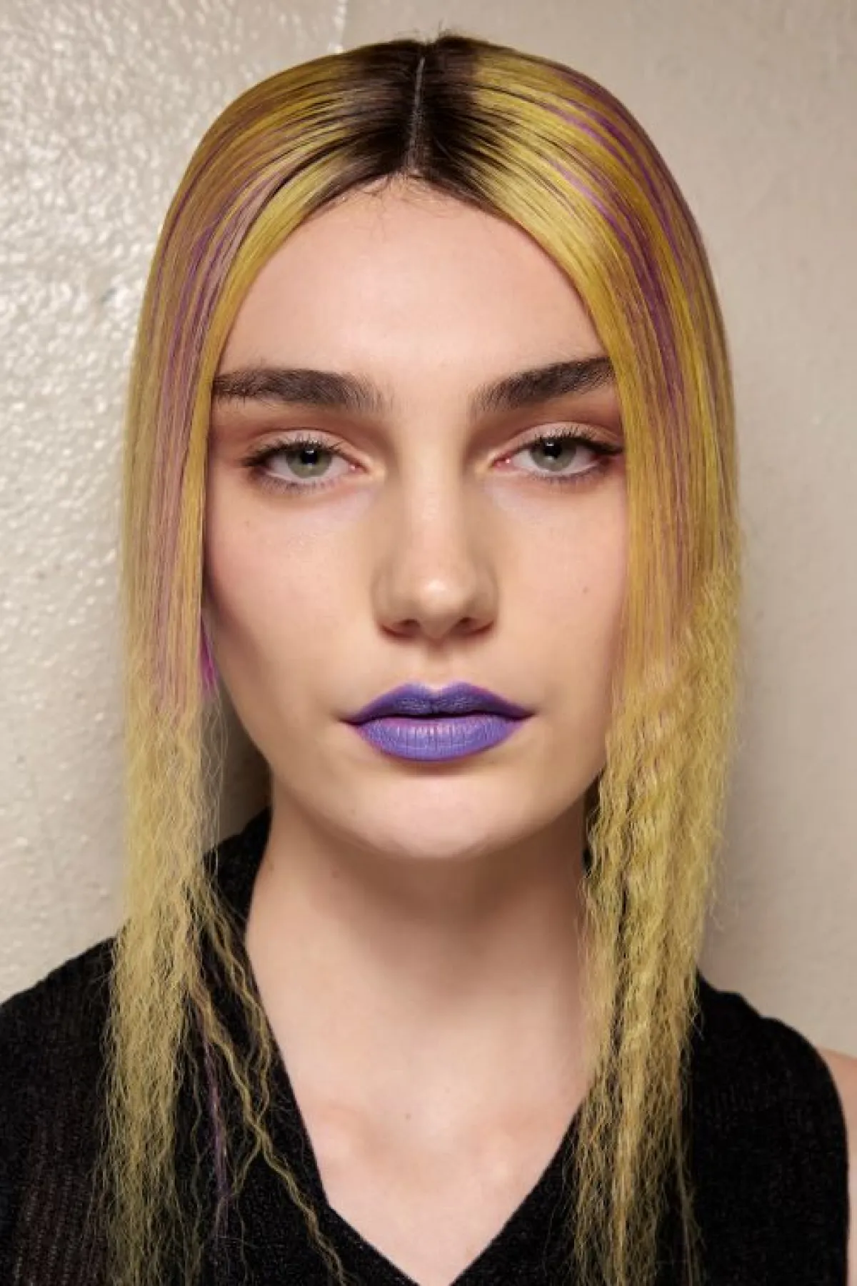 أحمر شفاه بنفسجي