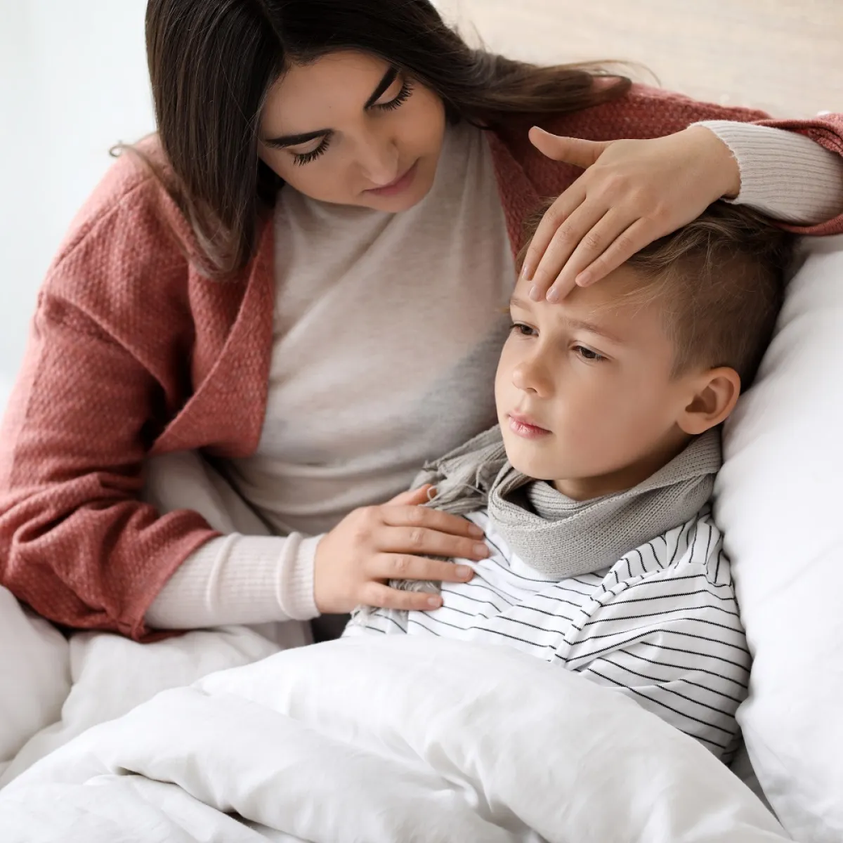 صورة لطفل مريض بجانب أمه