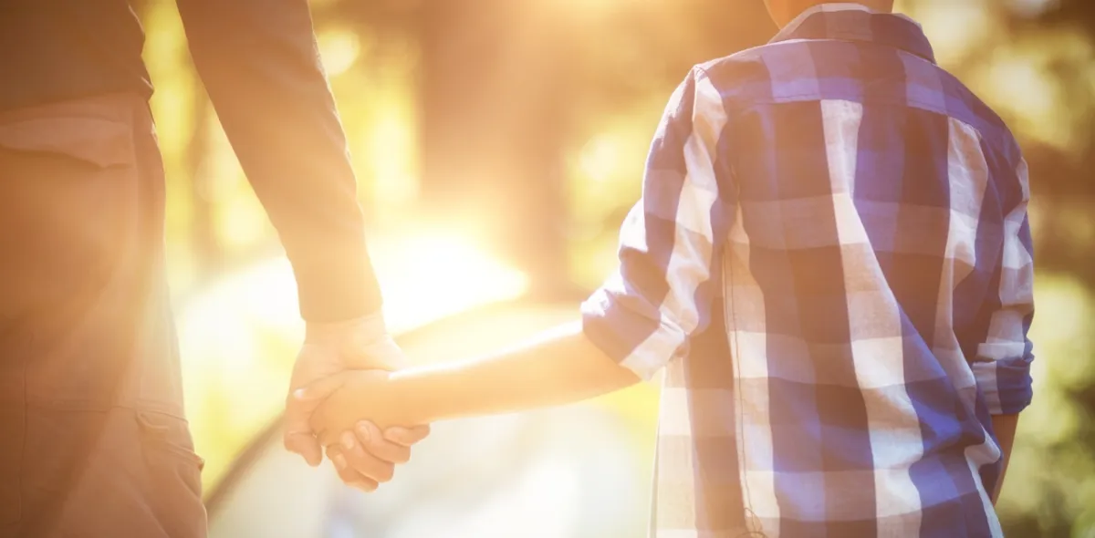 صورة لعلاقة الأب بالابن