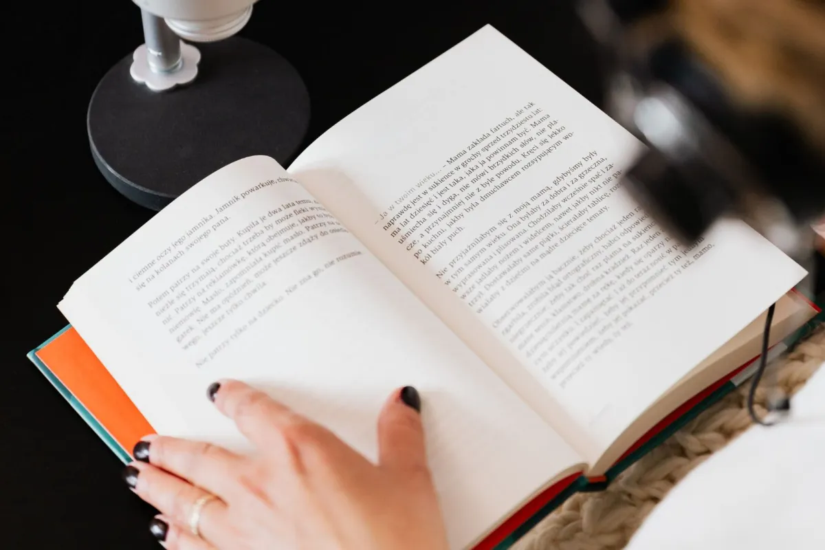 فتاة تقرأ كتاب