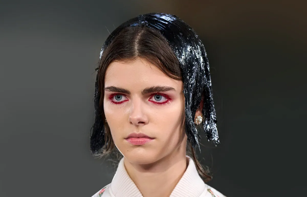 موضة الأيلاينر الأحمر 2023