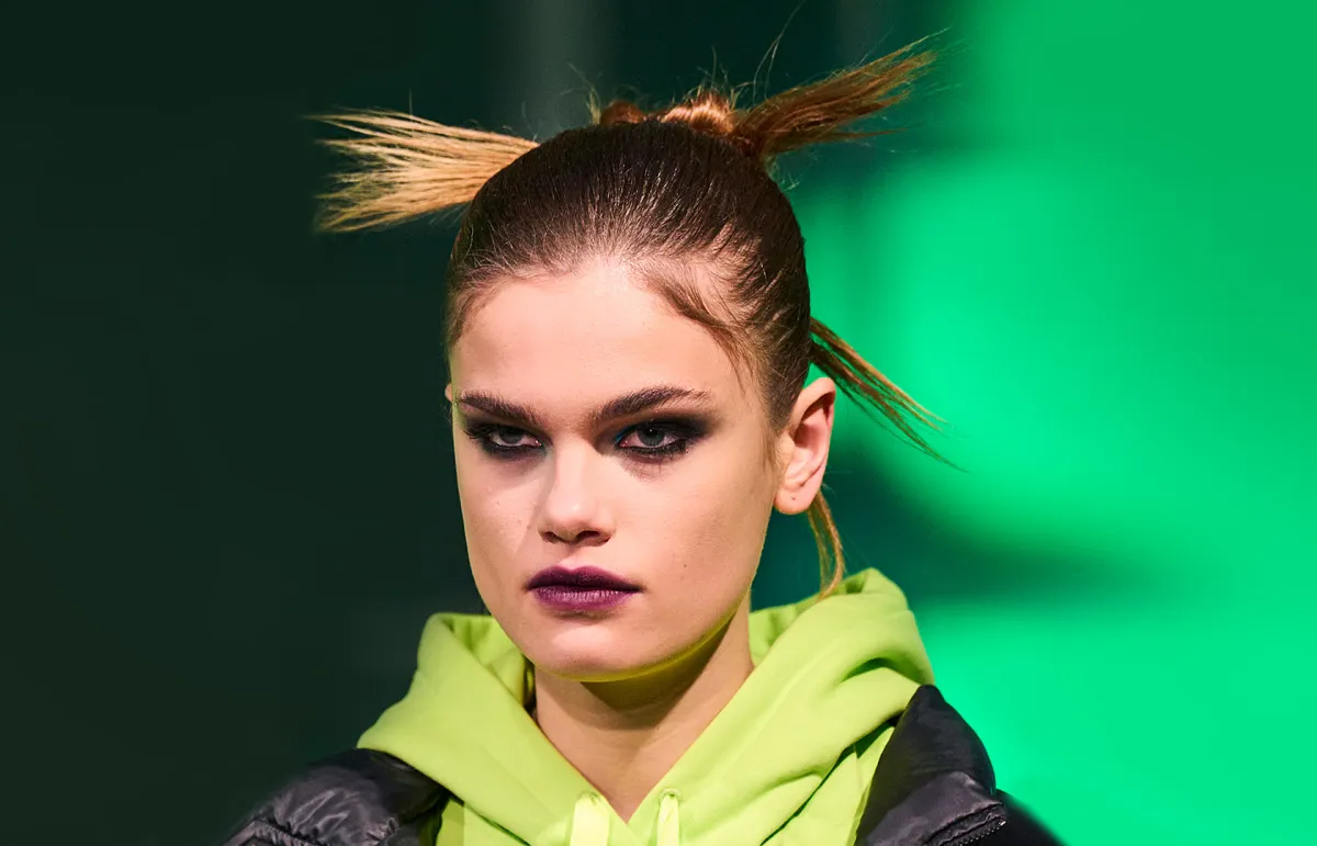 موضة أحمر الشفاه البنفسجي 2023