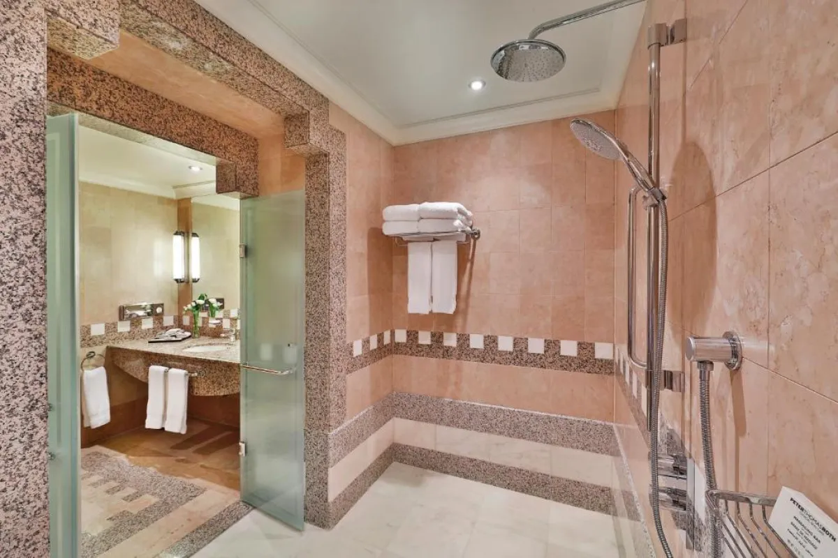 لقطة لأحد الحمامات في غرف فندق المدينة هيلتون