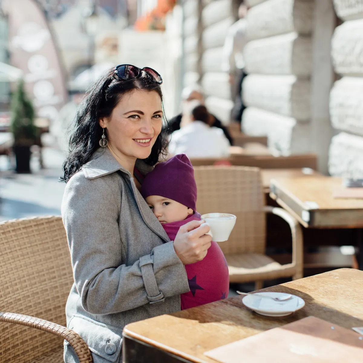 صورة لطفل يختبئ في حضن أمه