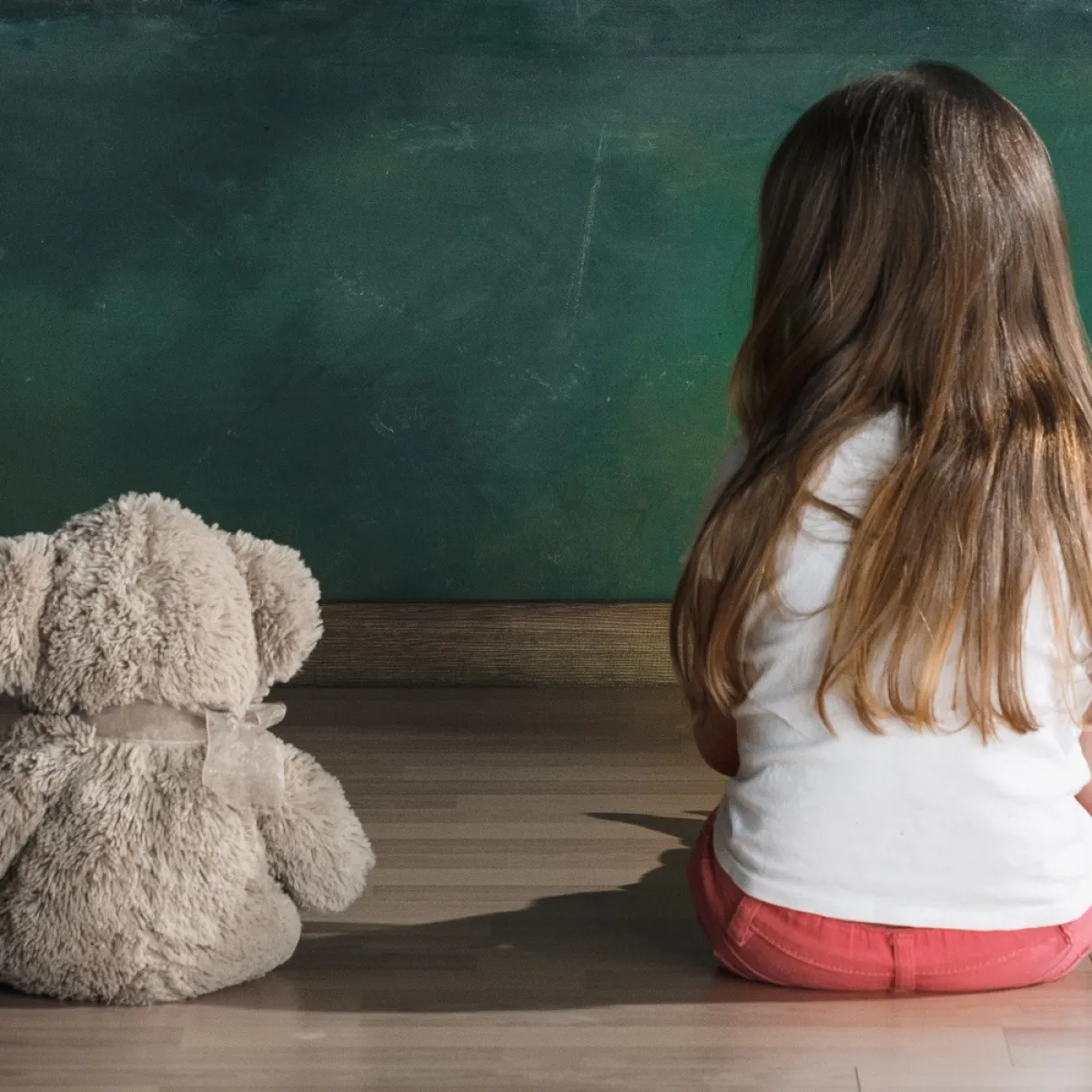 صورة لطفلة في حالة من الانطواء