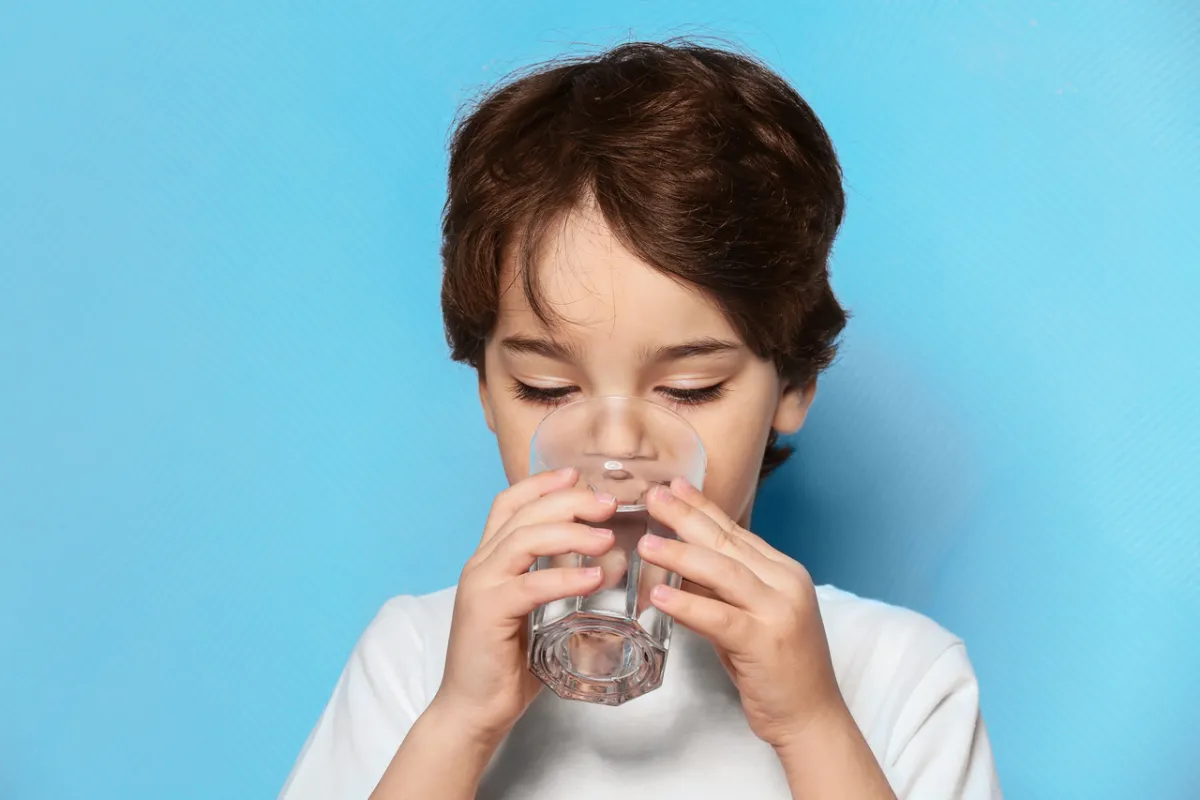 صورة لطفل يشرب الماء