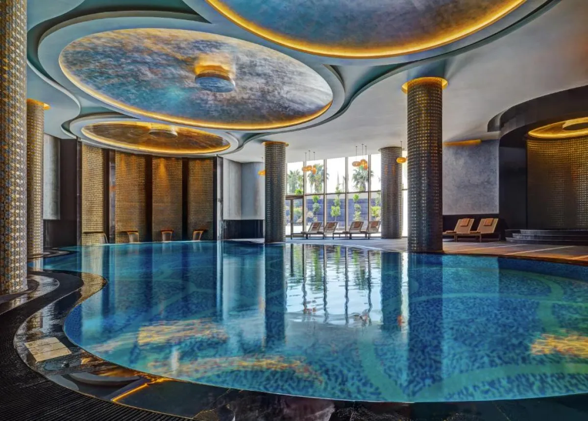 مسبح داخلي في فندق شيراتون غراند أضنة
