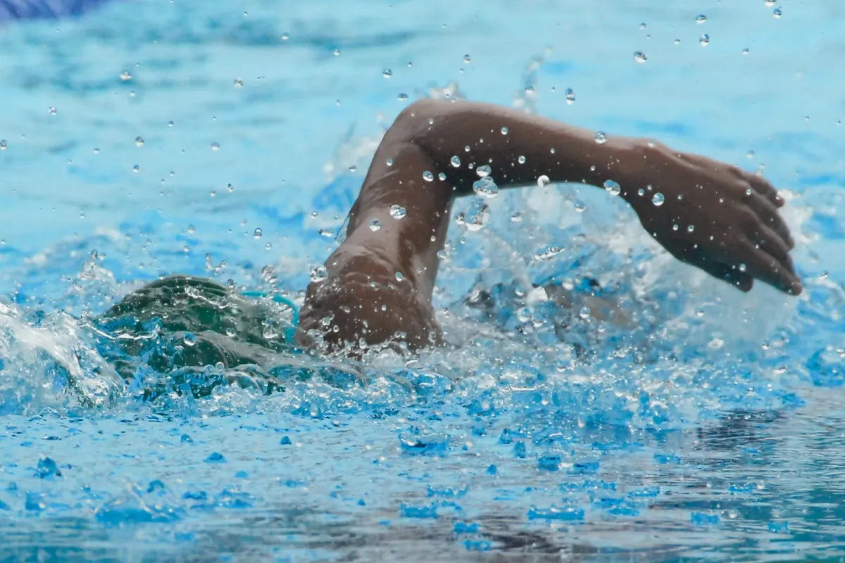 رجل يسبح في المسبح