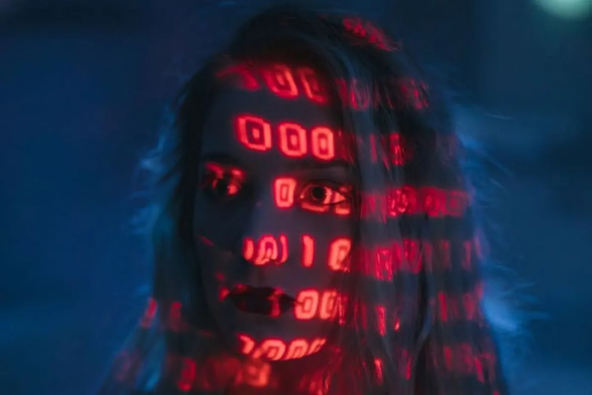 فتاة فى الواقع السيبراني