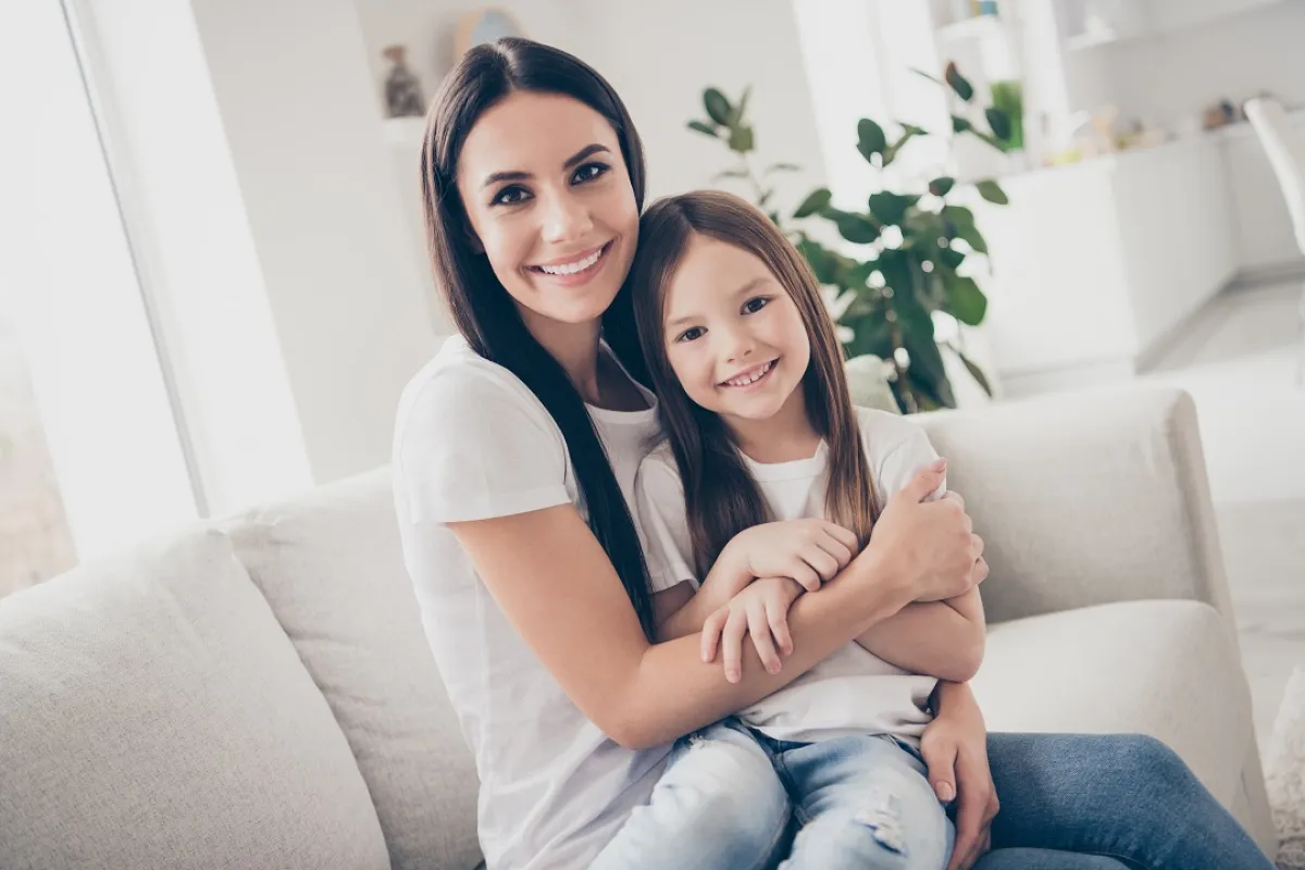 صورة لطفلة سعيدة بحضن أمها