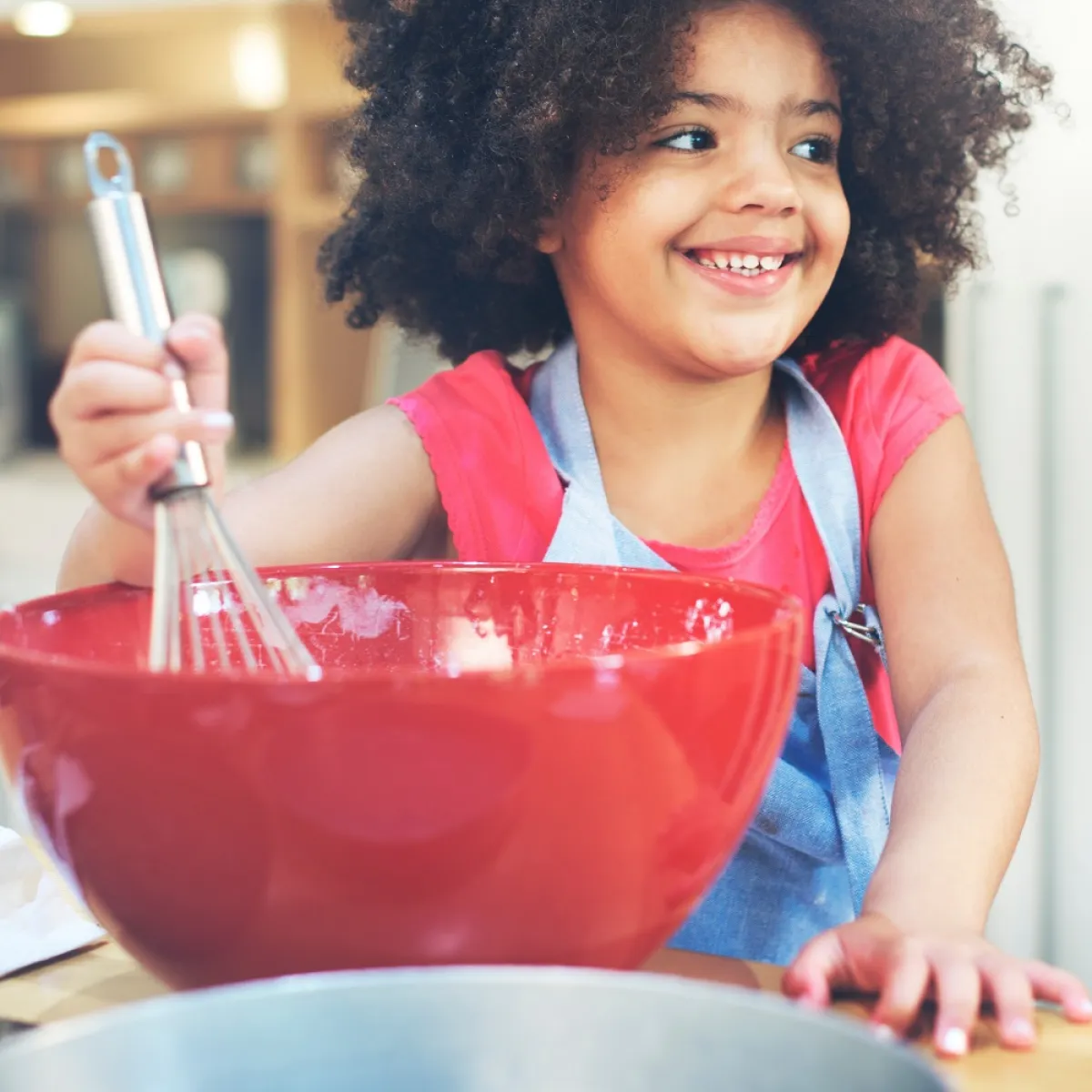 صورة لطفلة تشارك بالمطبخ