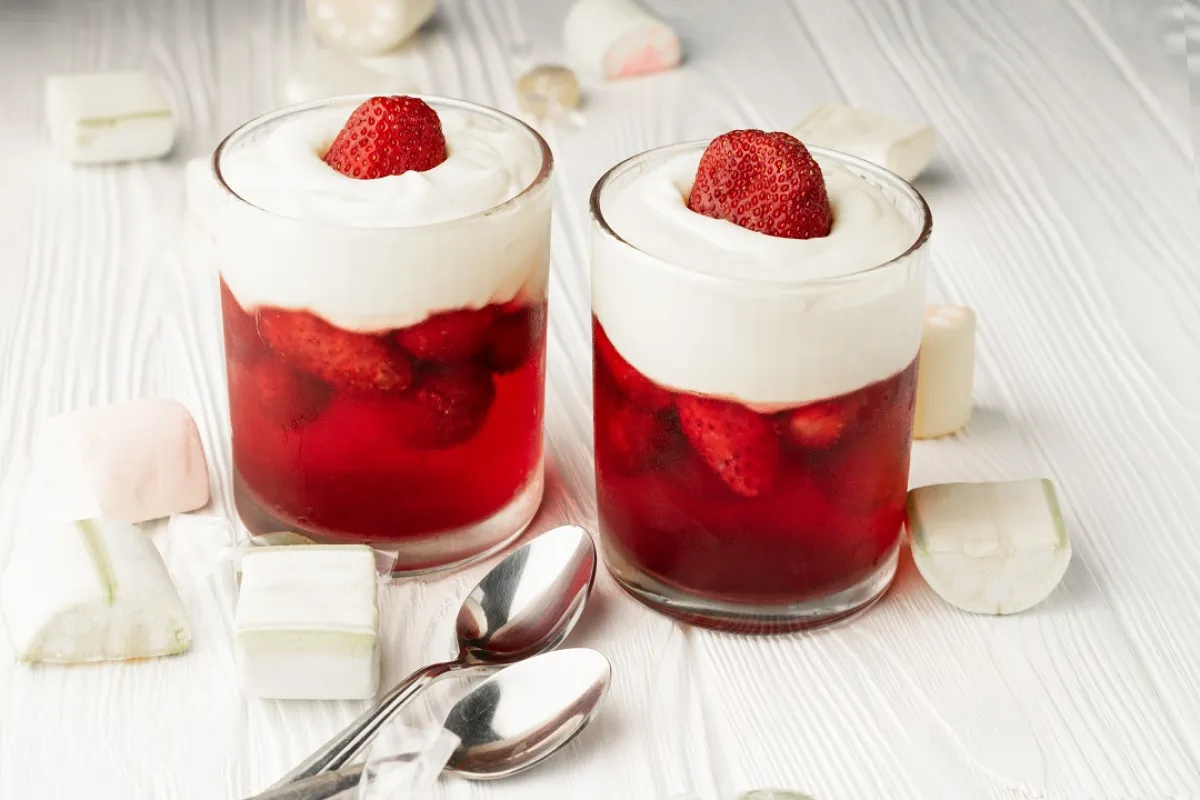 صورة لحلوى الجيلي بالفاكهة والكريمة