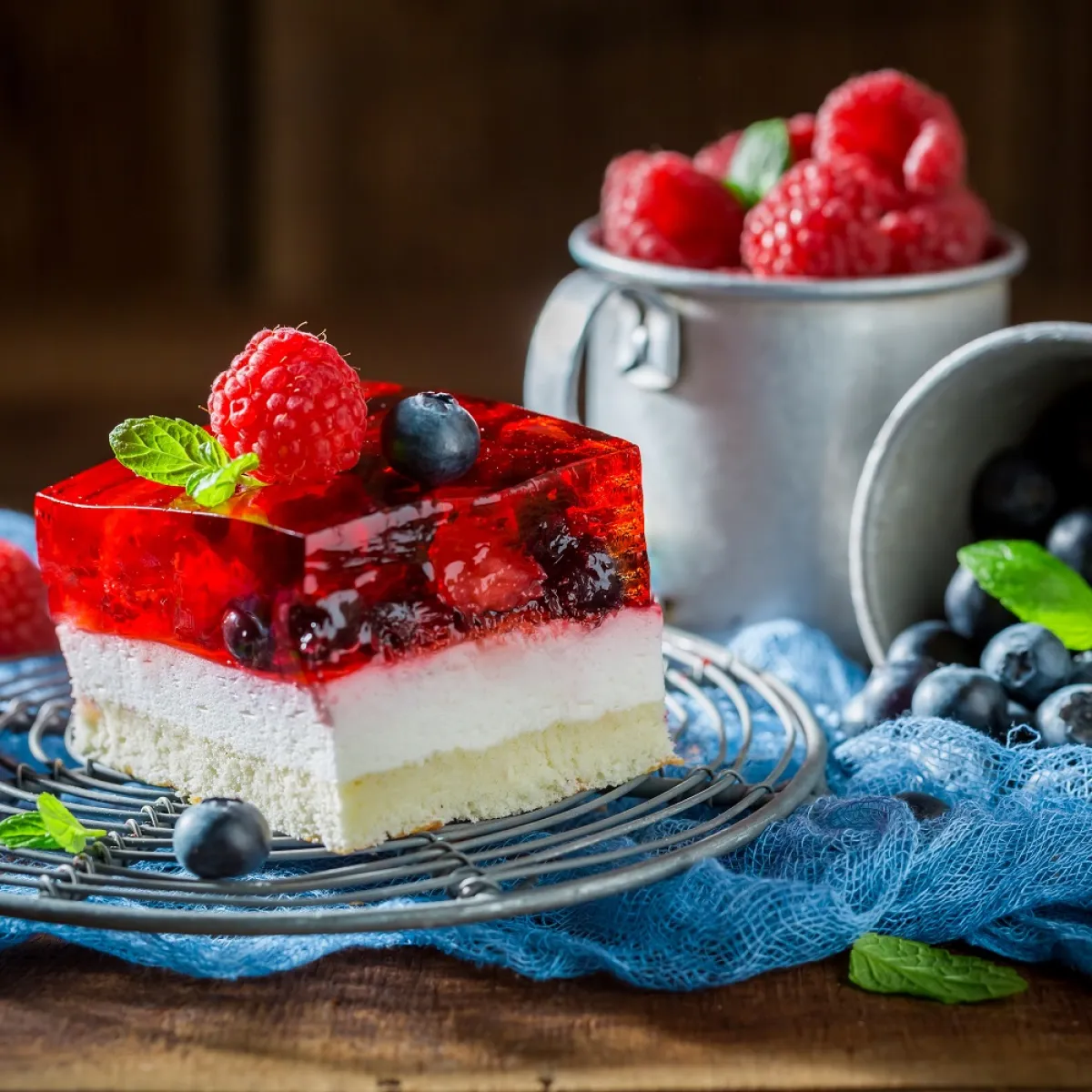 صورة لحلوي الكيك والجيلي على السطح