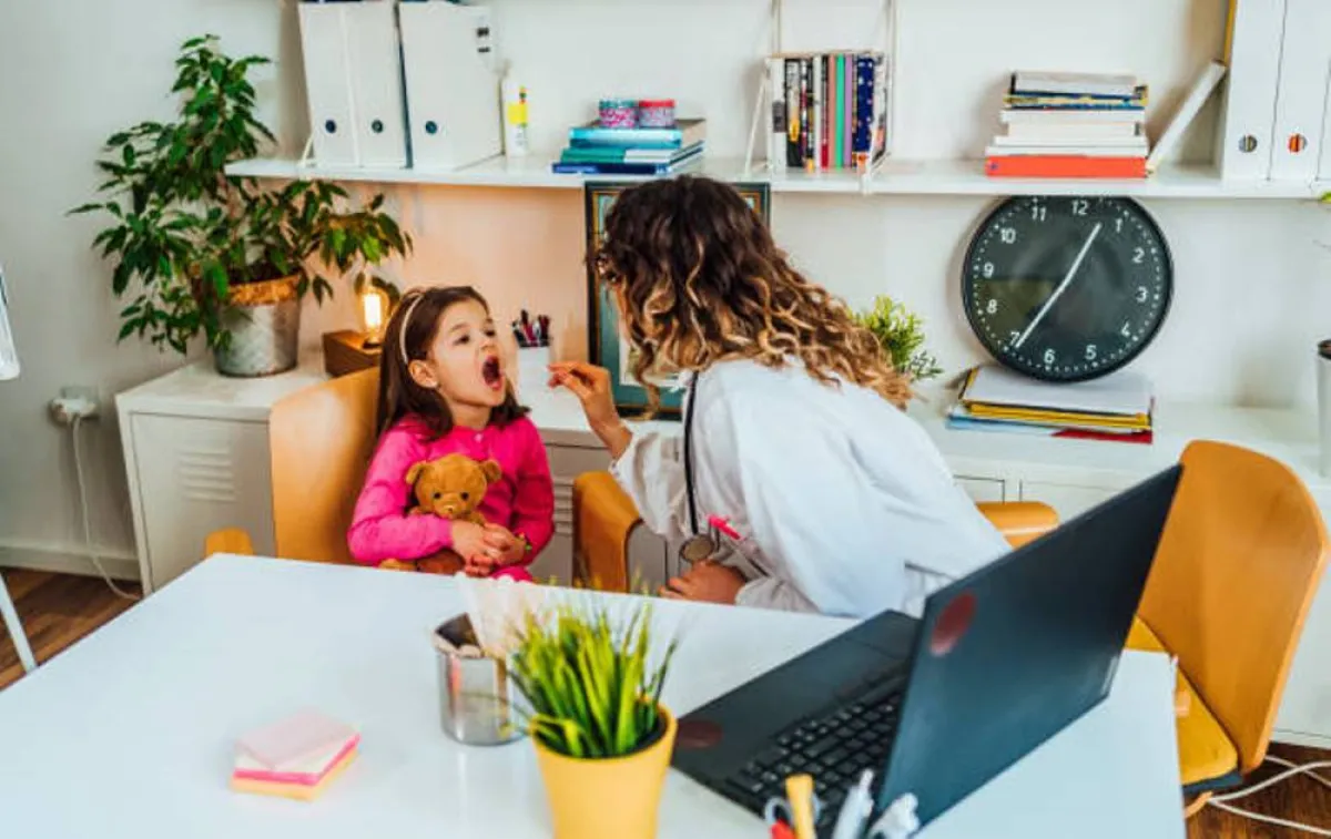 صورة لطفلة تخضع لفحص اللوزتين