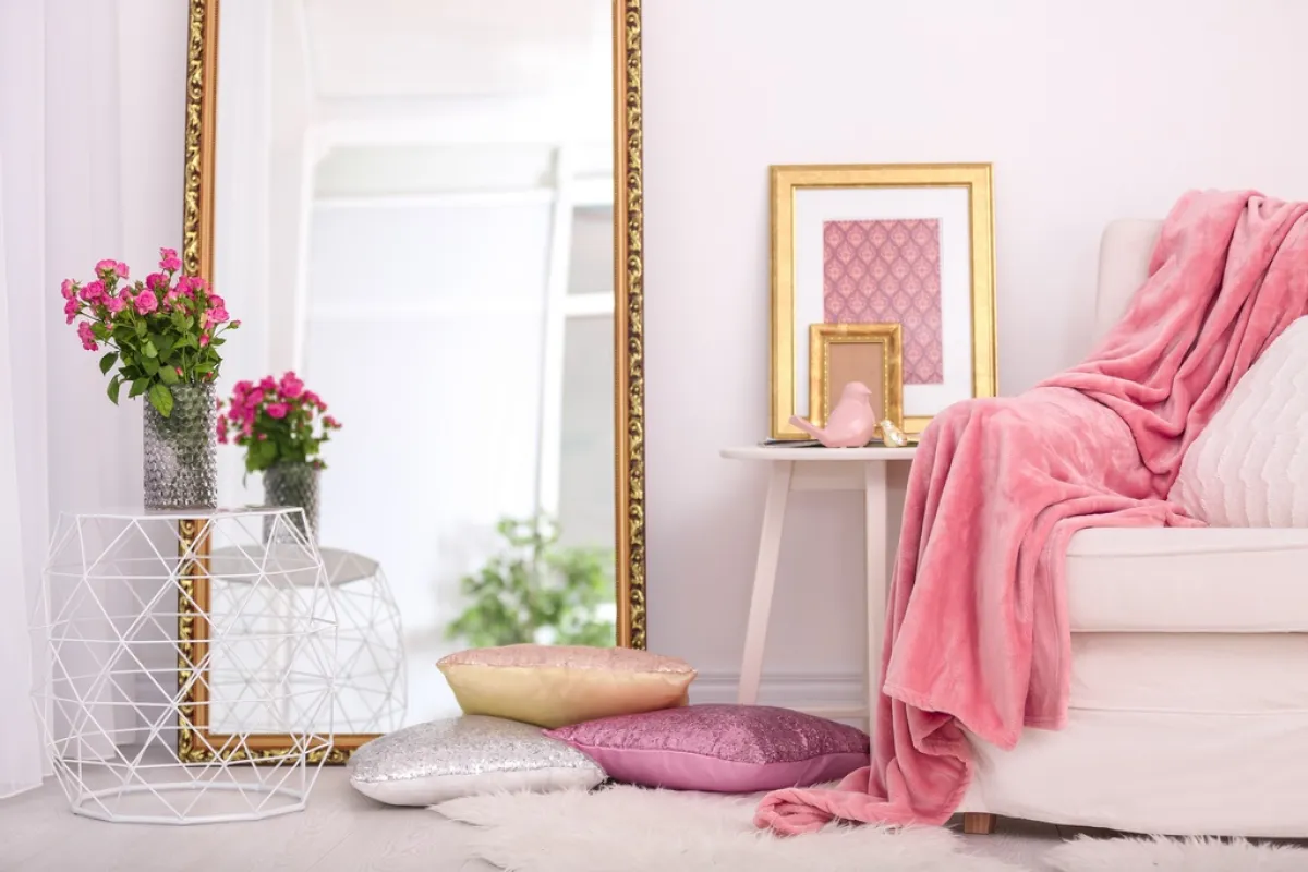 المرآة الضخمة تجمل الديكور، وتجعل الغرفة التي تستضيفها تبدو أكبر