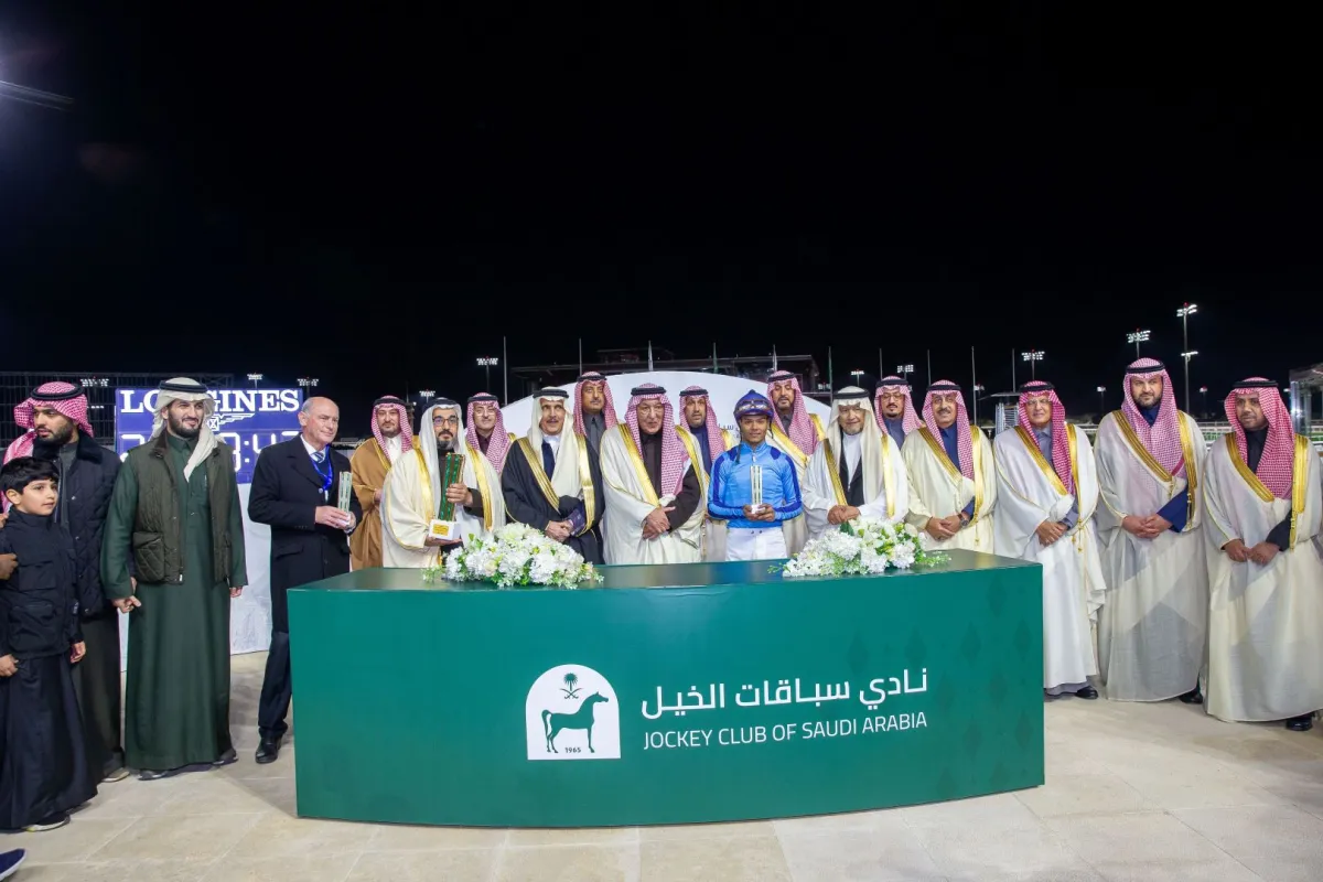الأمير خالد بن فهد بن محمد بن عبد الرحمن يسلم الجائزة للفائزين - الصورة من المركز الإعلامي لنادي سباقات الخيل